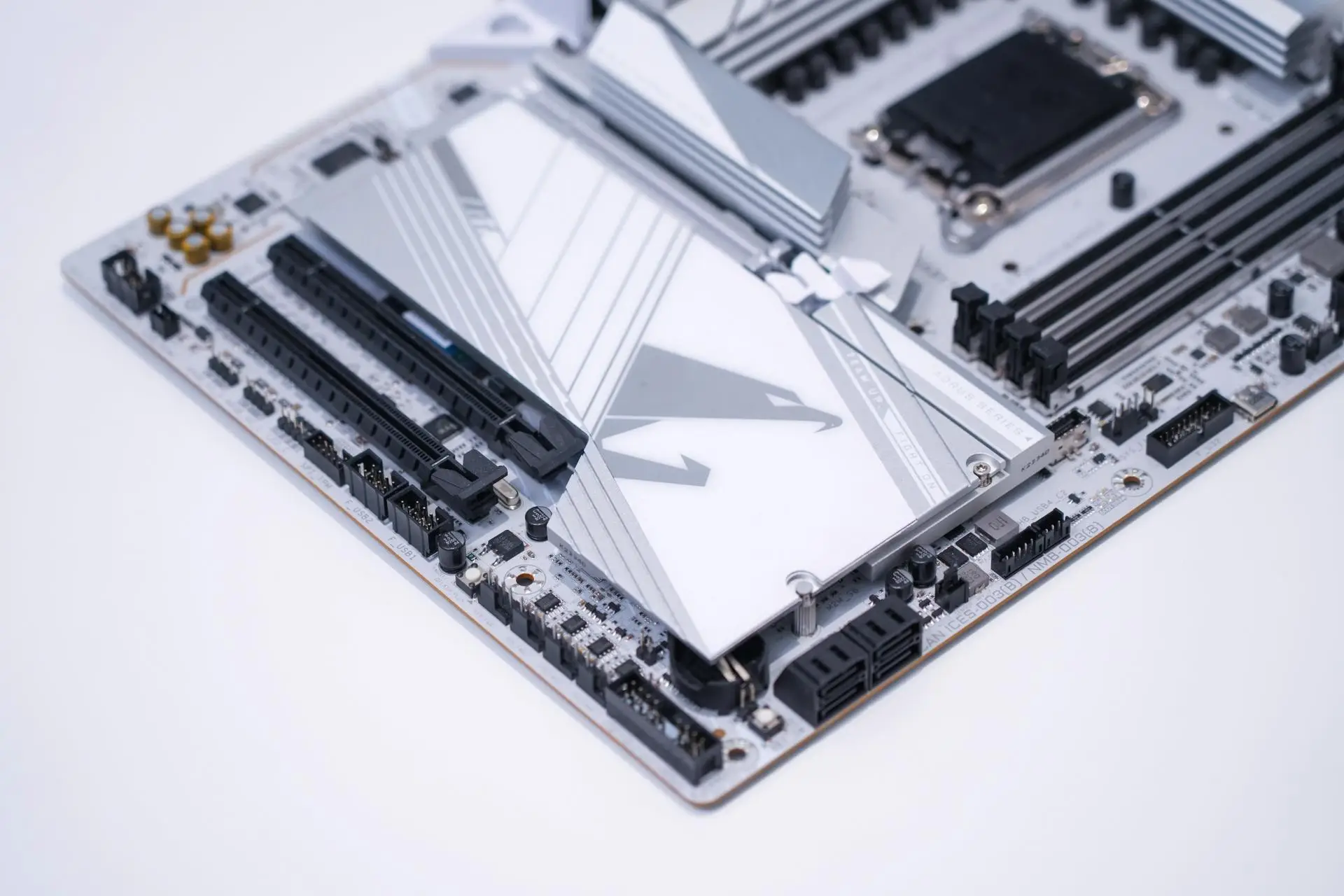 Intel Core i7-13700KF评测_AMD Ryzen 7 7800X3D对比_7800X3D